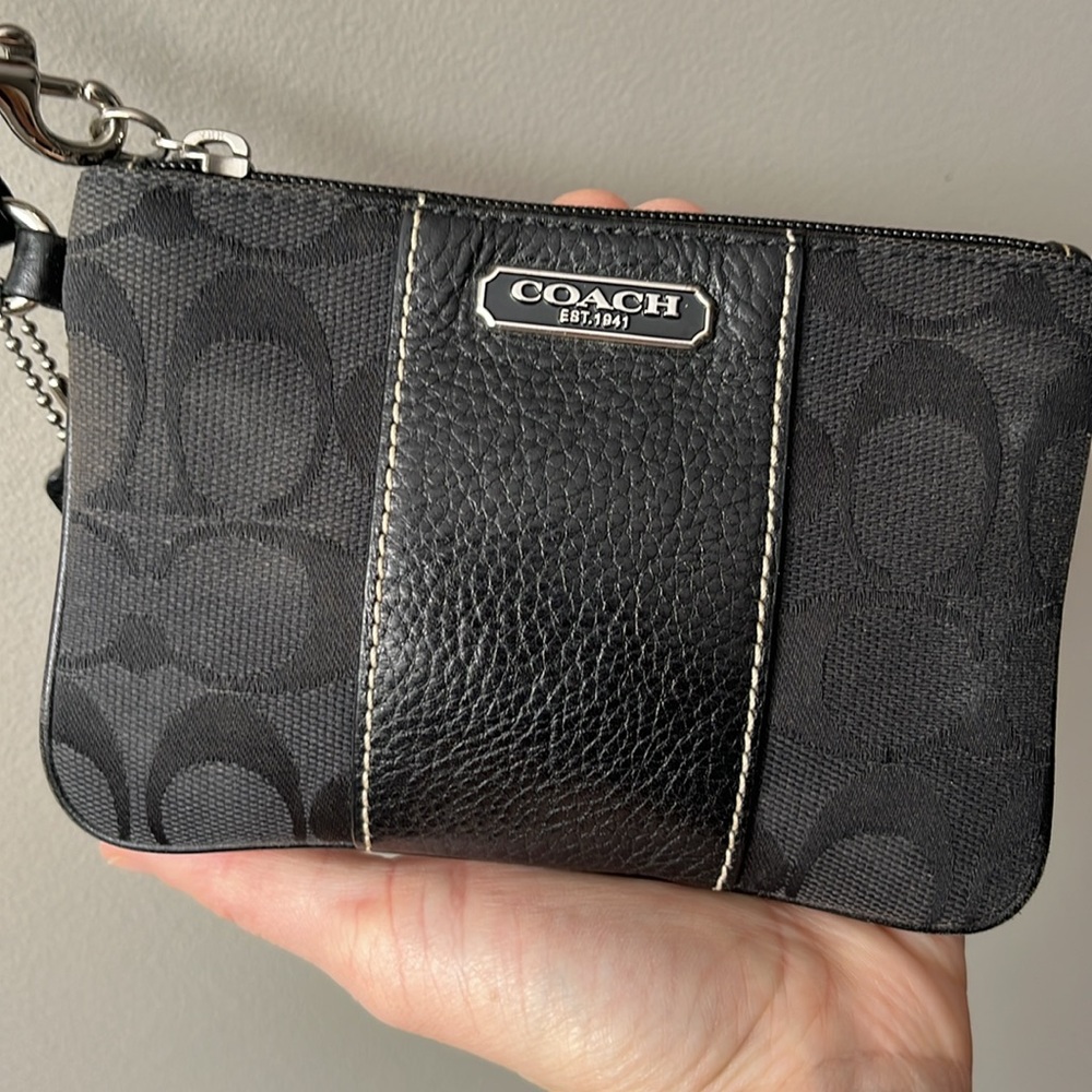 Coach wristlet authentic - Picture 3 of 9